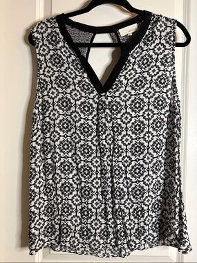 Sleeveless Black & White Printed V-Neck Blouse